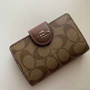 Coach medium corner zip wallet